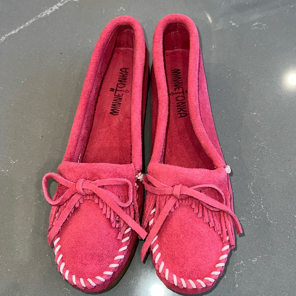 AUTH NWOB MINNETONKA KILTY MOCCASINS HARDSOLE HOT PINK US 6.5